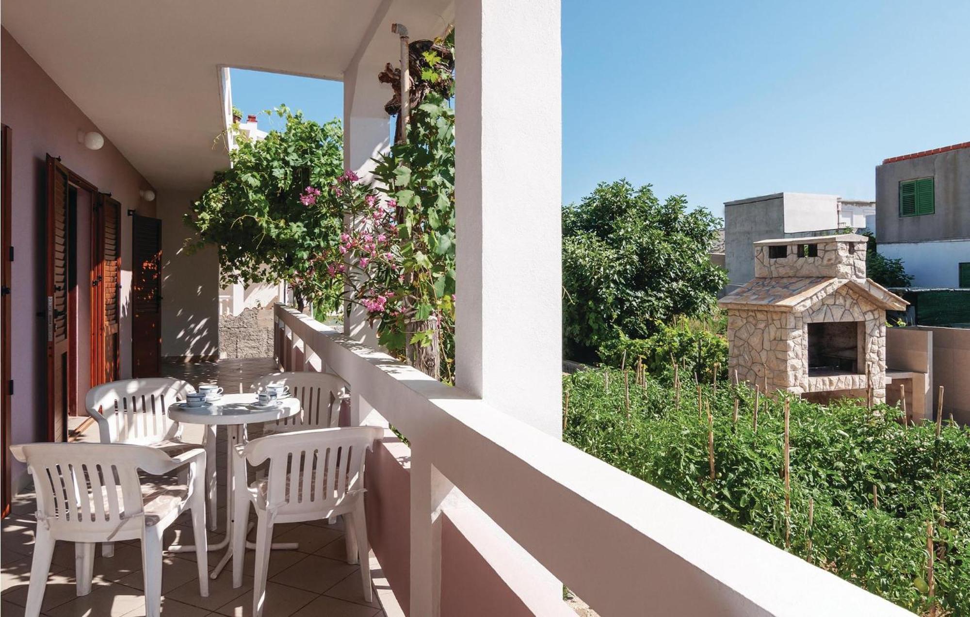 2 Bedroom Awesome Apartment In Pag Pag Town Zewnętrze zdjęcie