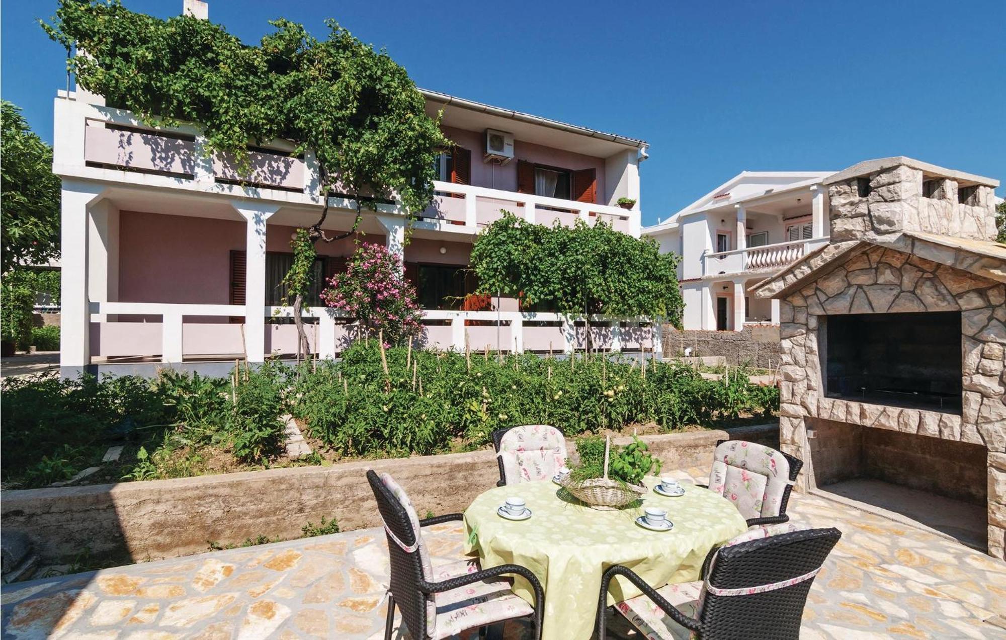 2 Bedroom Awesome Apartment In Pag Pag Town Zewnętrze zdjęcie