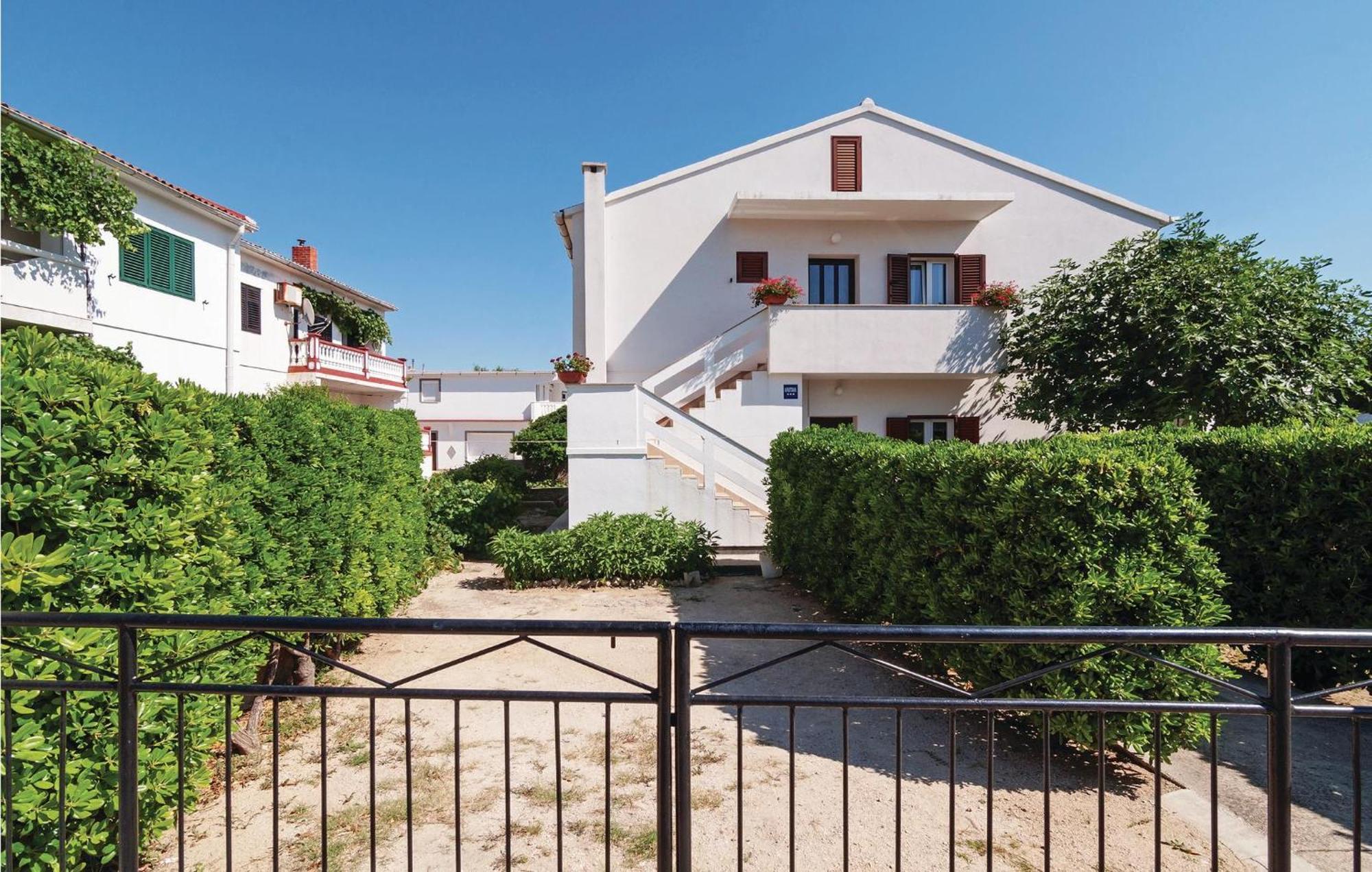 2 Bedroom Awesome Apartment In Pag Pag Town Zewnętrze zdjęcie